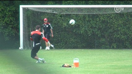 Denis se diverte em 'desafio do travessão' contra auxiliar técnico