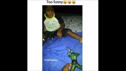 Un enfant terrifié par son jouet... Le pauvre