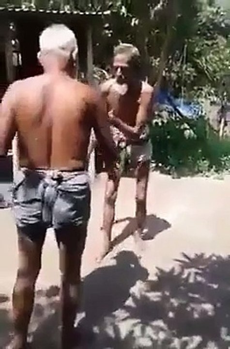 دو بوڑہوں کے درمیان ریسلنگ