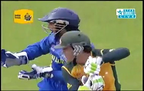 Ajantha Mendis bowling out Ricky Ponting in a T20 match. Mendis excellent delivery to Ponting. Rare cricket video