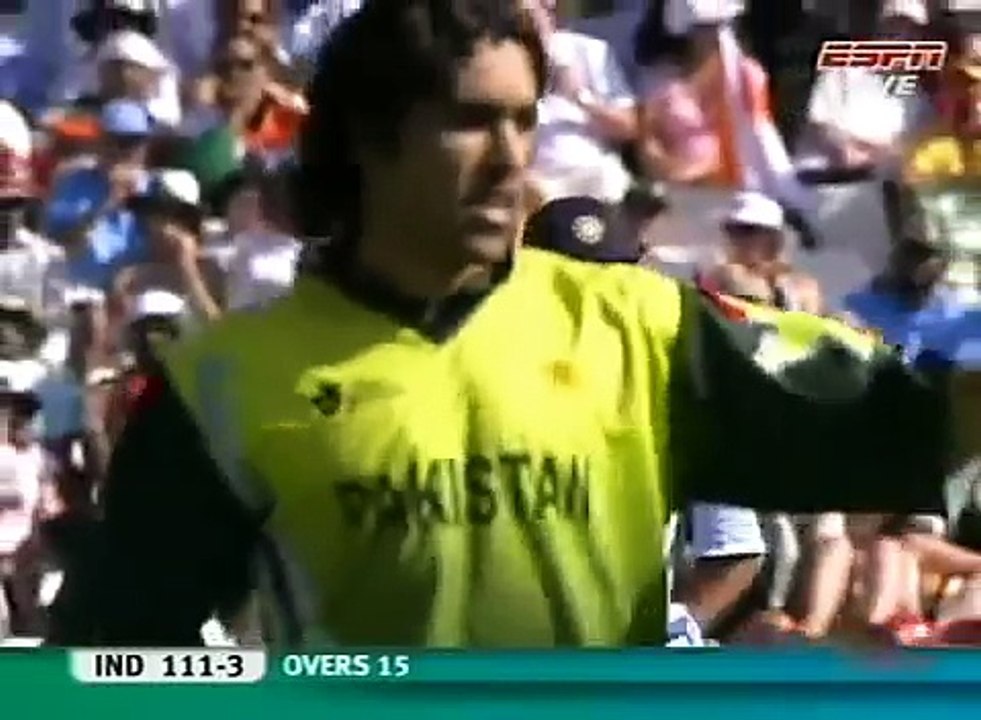 A must watch battle between Umar Gul and Dhoni. See who wins in the end???? Rare cricket video