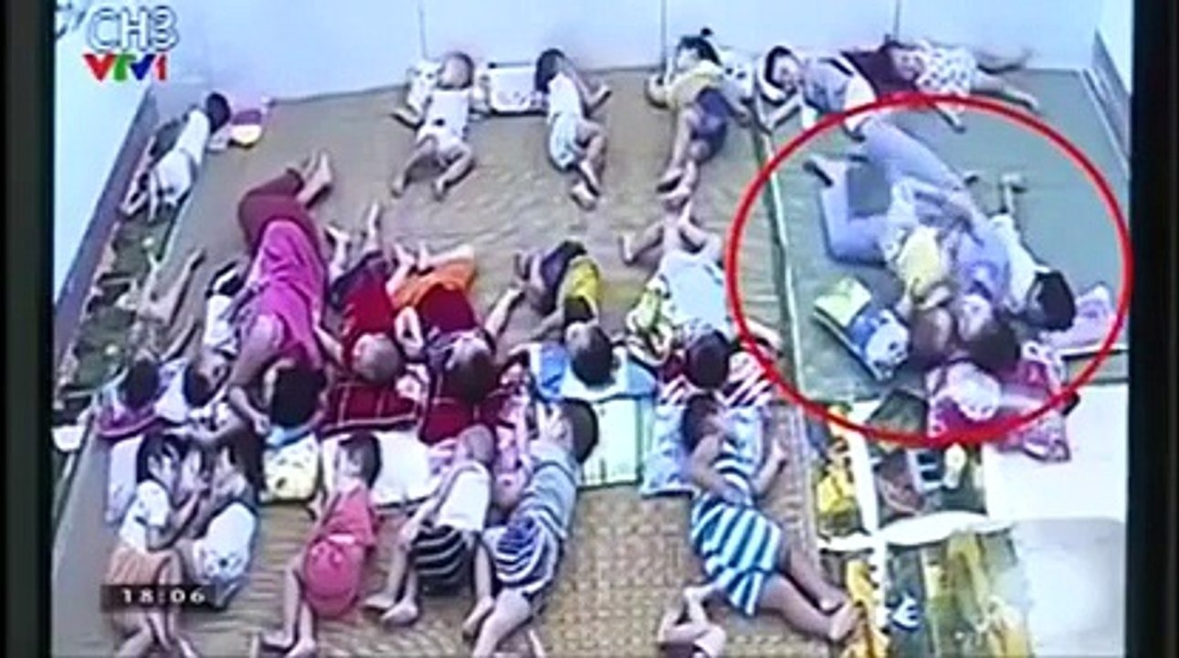 Shock với cảnh Bé trai 14 tháng bị 3 cô giáo bạo hành