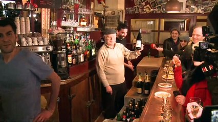 Attentats de Paris: le bar "Le Carillon" rouvre ses portes