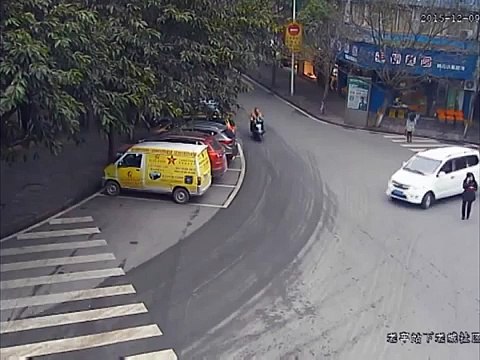 Vea lo que le sucedió a esta señora cuando hablaba por celular mientras cruzaba la calle