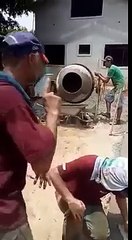 Mira lo que le hizo su jefe por estar pendiente del celular