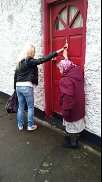 Mujer de 82 años tocó la puerta de un vecino y salió corriendo