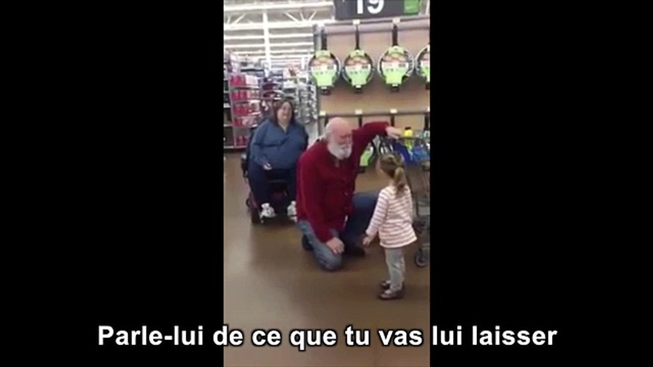 Une fillette confond un vieil homme barbu avec le Père Noël