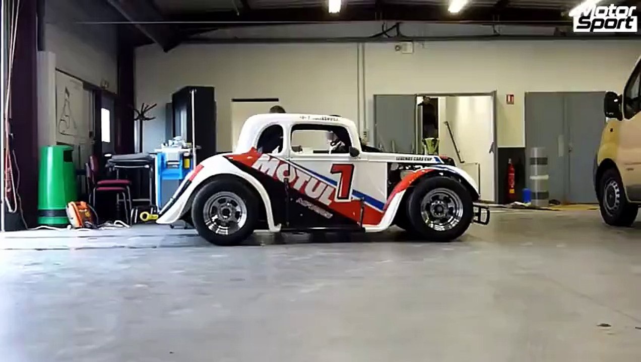 Legend car on wet track : fun ! (Motorsport)