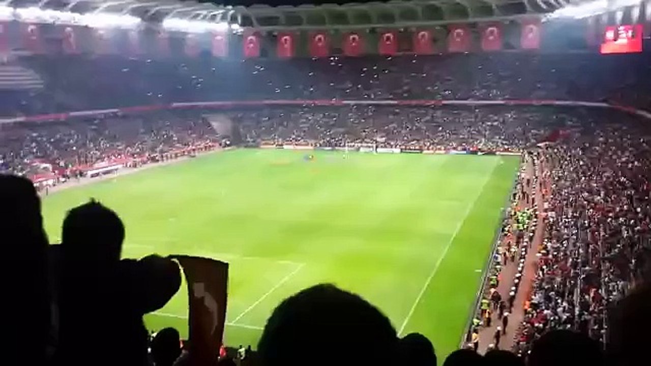 Türkiye - İzlanda 1-0 Frikik Gol Selçuk İnan (Efsane Anlatım Konyalıdan) -Tribün Çekimi