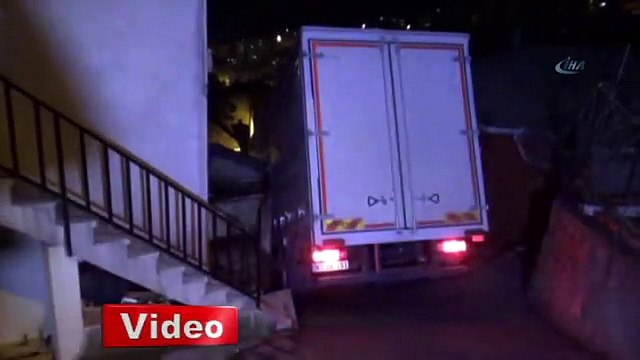 Dar sokakta sıkışan kamyon 3 saatte kurtarılabildi