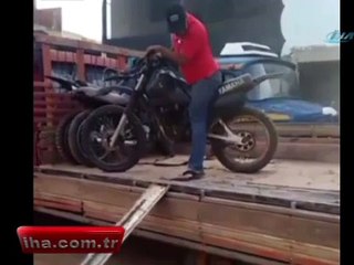 Şov yapayım derken yere kapaklandı