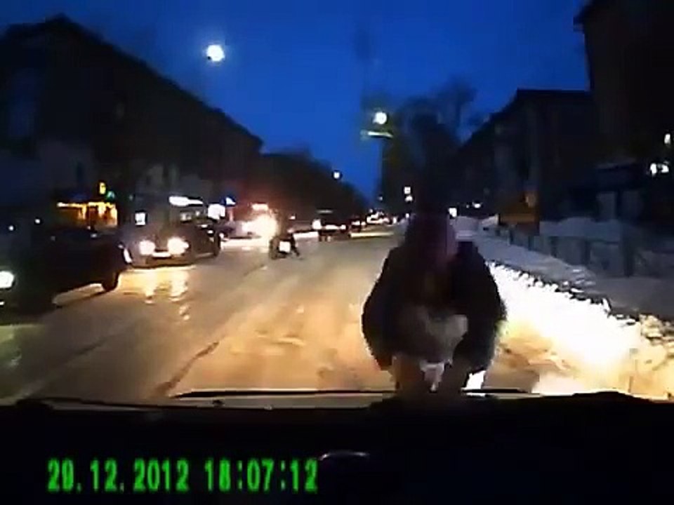 夜の道路上の歩行者