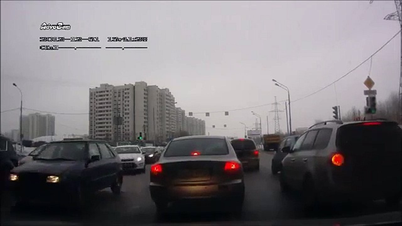 バスが中央分離帯を乗り越え正面衝突。【交通事故動画】　Car Crash HD