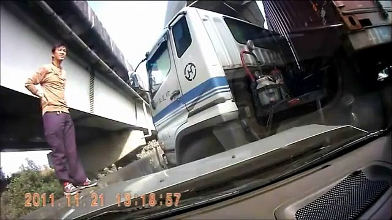 追突されスピンした後さらに大型トレーラーが突っ込んでくる