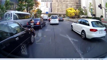 ベンツ逃走車両、事故後もなお逃走！　ドライブレコーダー