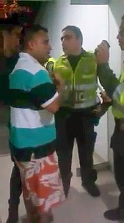 Pelea entre Oficiales de la Policía 2 Parte