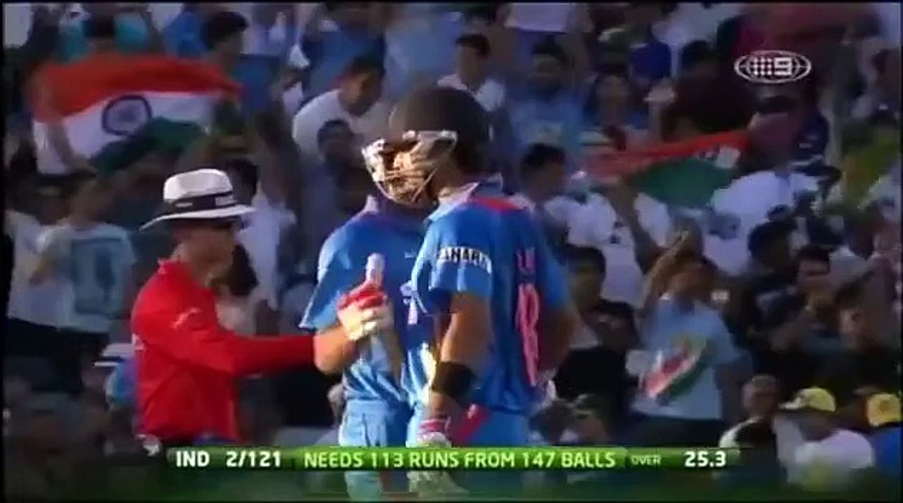 Dilshan unbelievable catch against India. Splendid piece of fielding from Dilshan against India at WACA. Rare cricket video.