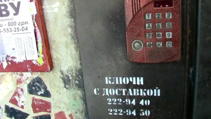 Ce Russe nous montre comment ouvrir les portes avec digicode sans le code