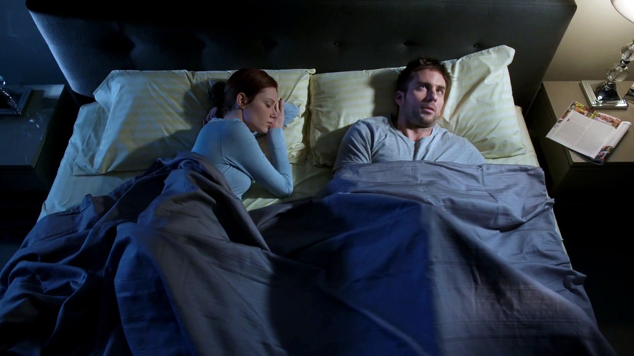 Elle pense que son mari se fait plaisir sous la couette mais quand ...