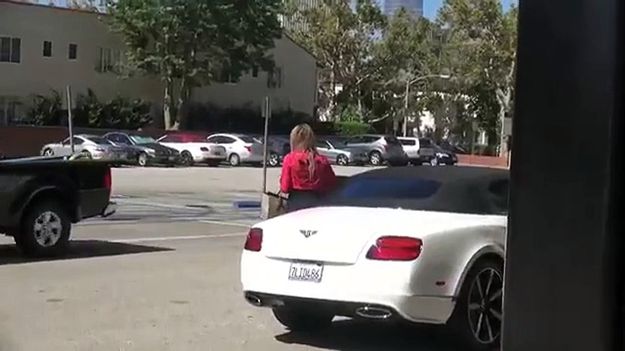 X17 EXCLUSIVE - Khloe Kardashian Shows Off Incredible Curves At Saks