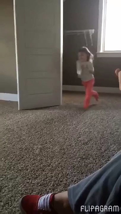 Cet adorable pitbull adopté tente d'imiter la roue de cette petite fille.