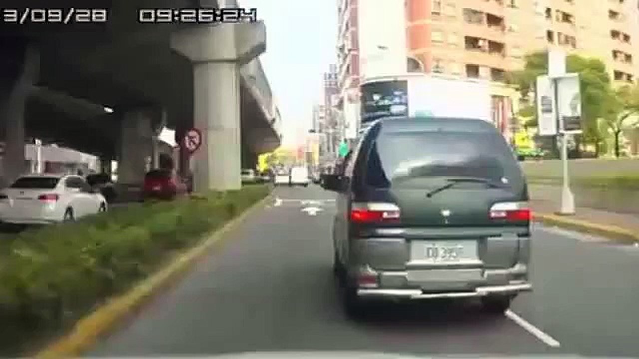 【衝撃映像】　海外自動車事故　衝撃クラッシュシリーズ　決定的瞬間　No １１