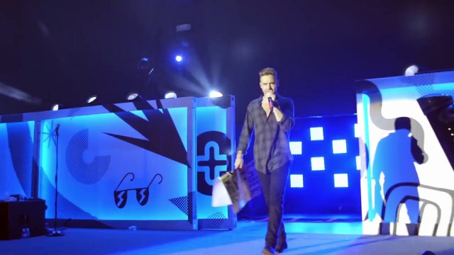 Louis Tomlinson & Liam Payne Accidentally Kiss On Stage VIDEO