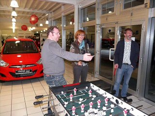 Bürogolf in Bremen und dann im Autohaus. Hat uns viel Spaß gemacht. - YouTube