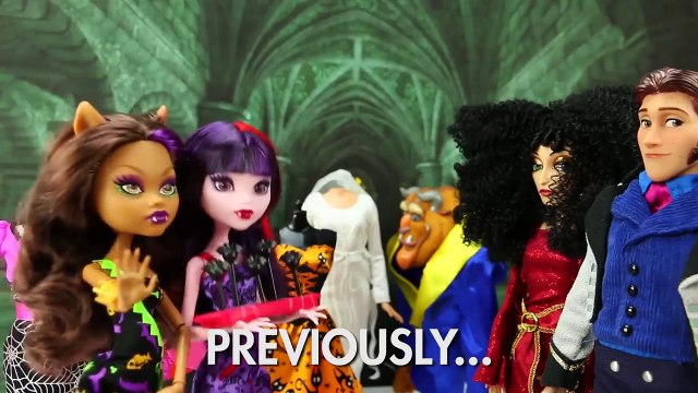 Elsa & Anna Vampires vs Werewolves Frozen Hans & Mother Gothel. DisneyToysFan.