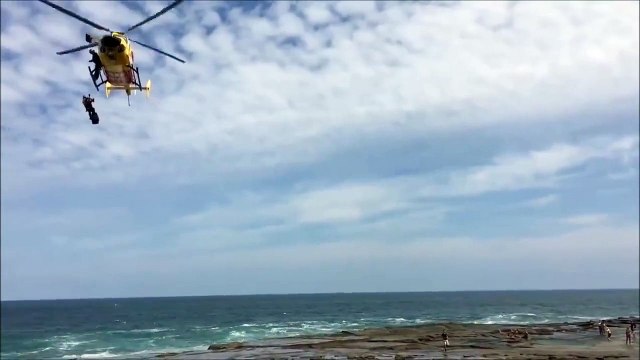 Australie: une énorme vague soudaine percute une centaine de nageurs
