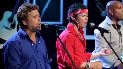Quando iniziano a cantare Hotel California è difficile pensare che nessuno abbia strumenti!