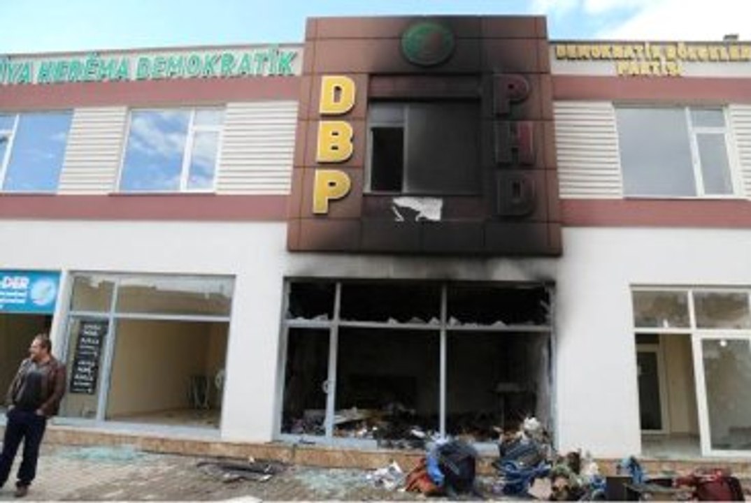 PKK, Diyarbakır'daki Saldırılarda DBP Binasını da Hedef Aldı