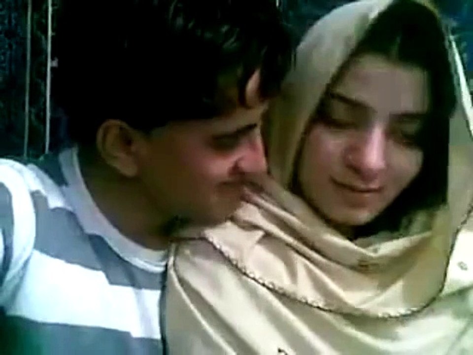Ye Larka Is Larki K Sath Kya Kar Rha Hai, Must Watch