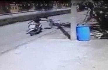 Kurbanını Önce Yere Düşürdü, Sonra Kalkmasına Yardım Etti, Ardından Çantasını Gasp Etti