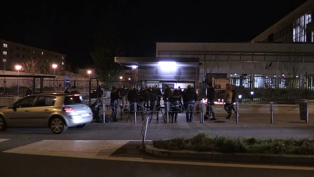 Recueillement devant le lycée des élèves tués dans une avalanche au Deux-Alpes