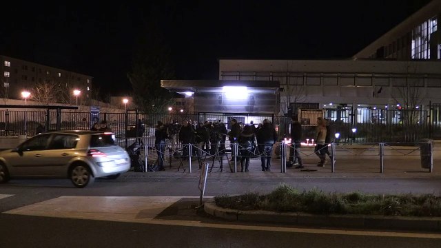 Recueillement devant le lycée des élèves tués dans une avalanche au Deux-Alpes