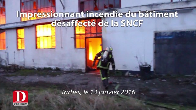 Impressionnant incendie du bâtiment désaffecté de la SNCF à Tarbes