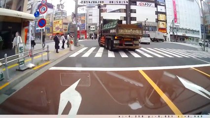 【ドライブレコーダー】アウトインアウトで走るトラック＆追い越し違反