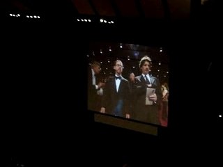 Arrivée des Frères Cohen dans le theatre