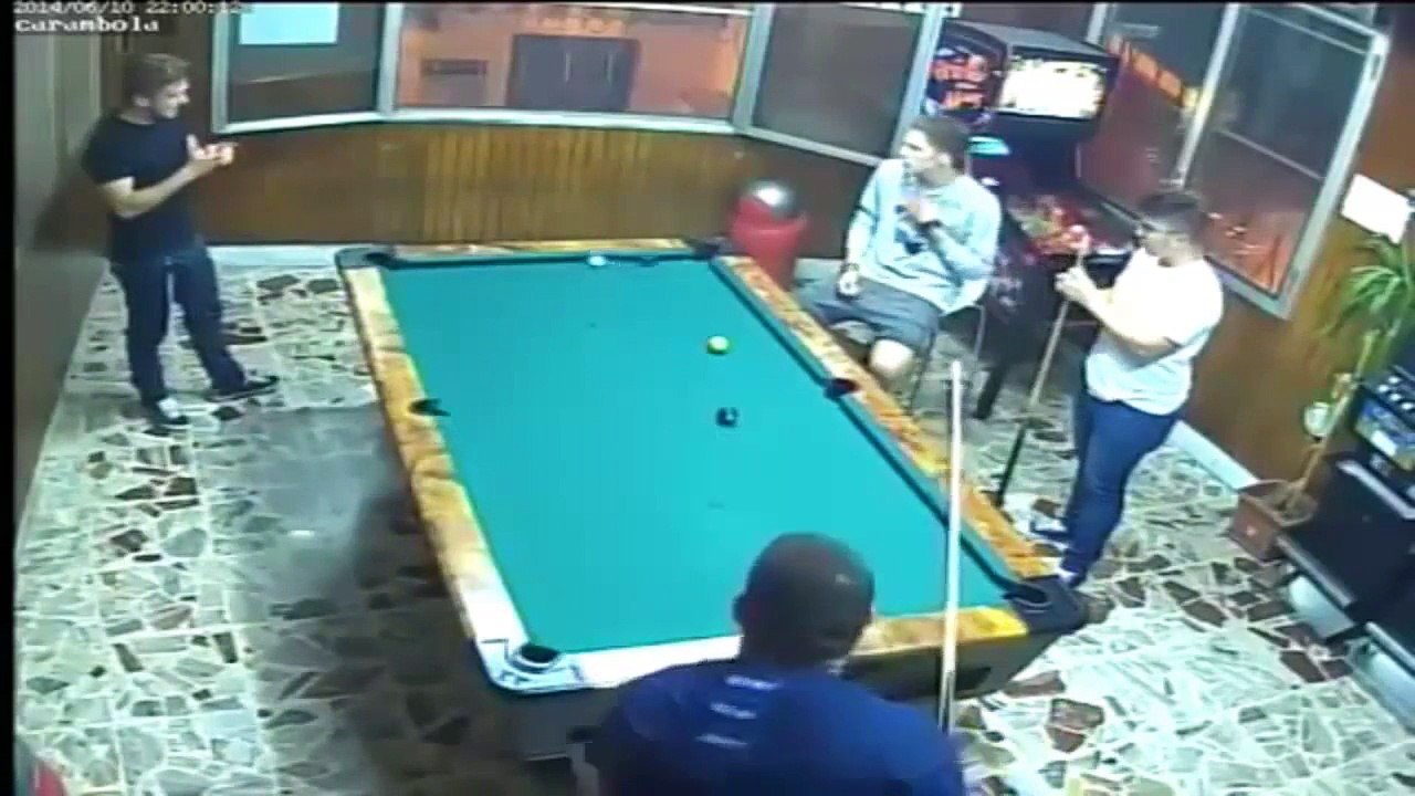 Un joueur de Billard très très chanceux... Triple trick shot