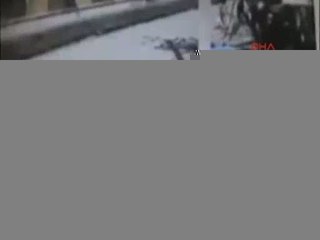 Kurbanını önce yere düşürdü, sonra kalkmasına yardım etti, ardından çantasını gasp etti