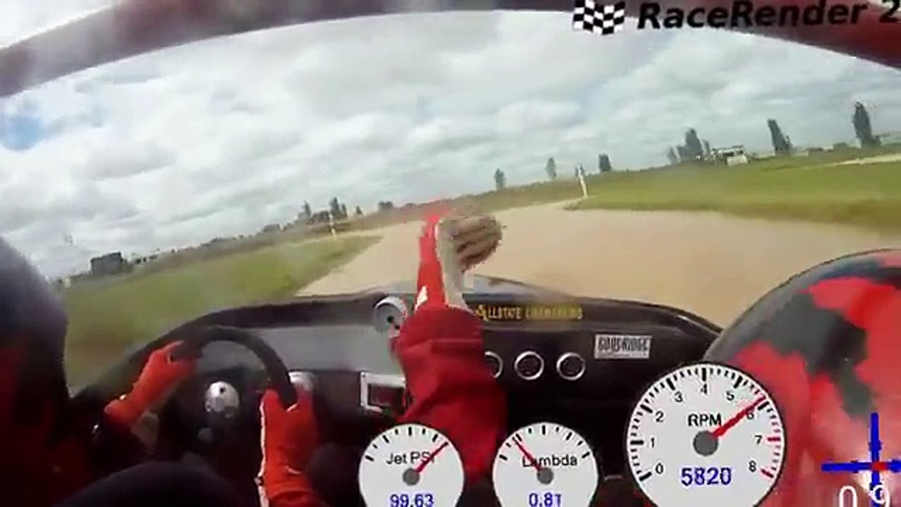 Вид из кабины суперлодки с двигателем V8
