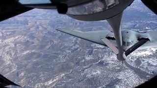 Дозаправка стелс-бомбардировщика B-2 Spirit в воздухе