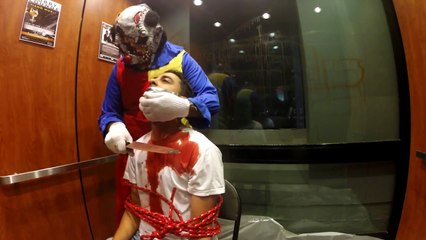 KILLER CLOWN SLITTING THROATS - Elevator Scare Prank - Scary Pranks (Prank Kings)