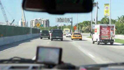 Viajando de taxi pelas ruas de Miami a caminho de Miami Seaquarium