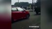 Un conducteur pas content détruit une voiture en reculant dessus avec son Pick-up.. road Rage