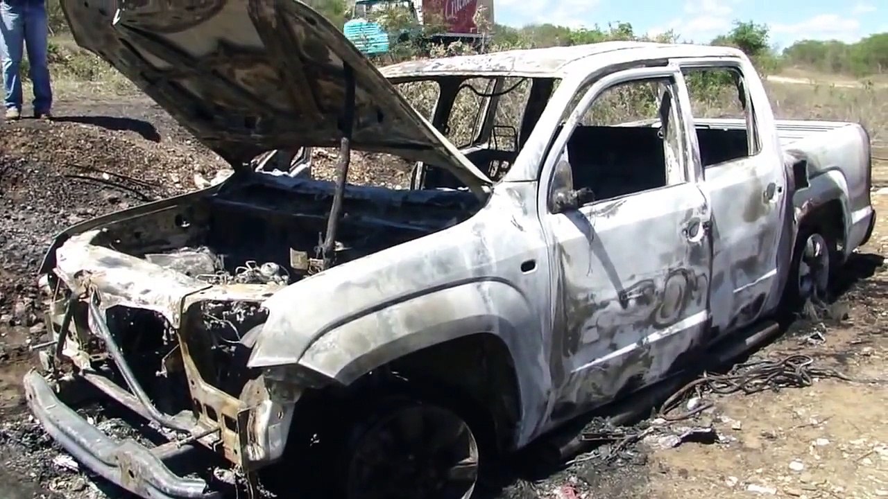 Assaltantes queimam veiculo Amarok