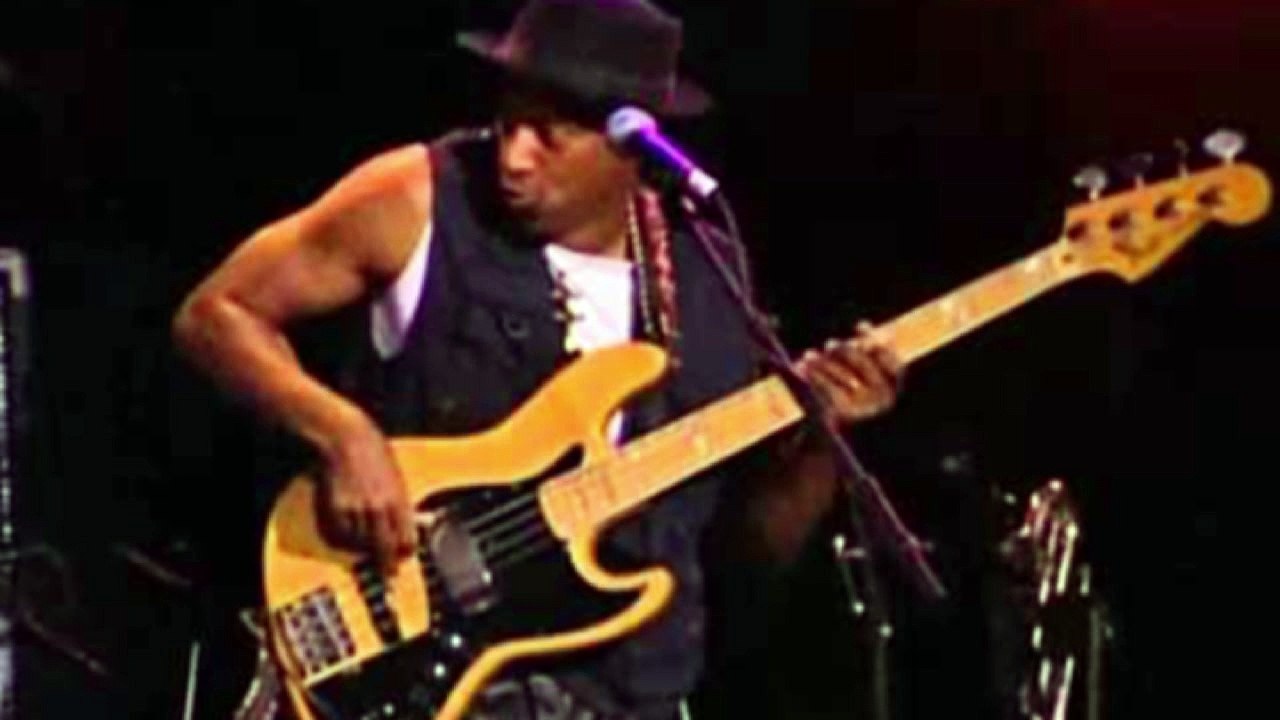 Marcus Miller plays Miles Davis So What Live HD...