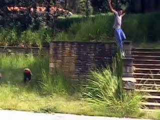 Jóvenes experimentaron caminar por el borde de la azotea de un edificio