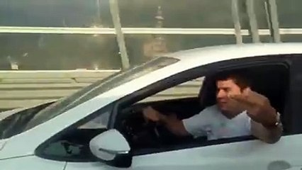 Filmés avec un téléphone portable: il s'est mis en colère!